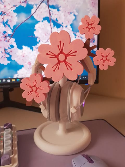 Portauriculares Sakura — Soporte de escritorio beige con relieve de flor de cerezo.